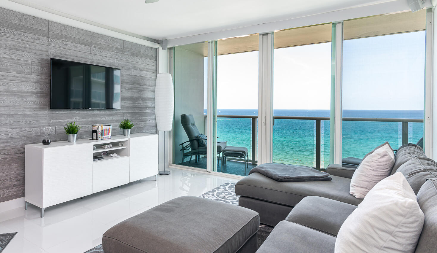 South Florida 1 Bed 1.5 Bath